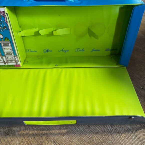 Large Topper Dawn doll and Her Friends clothes trunk carrying case blue handle - Picture 6 of 7